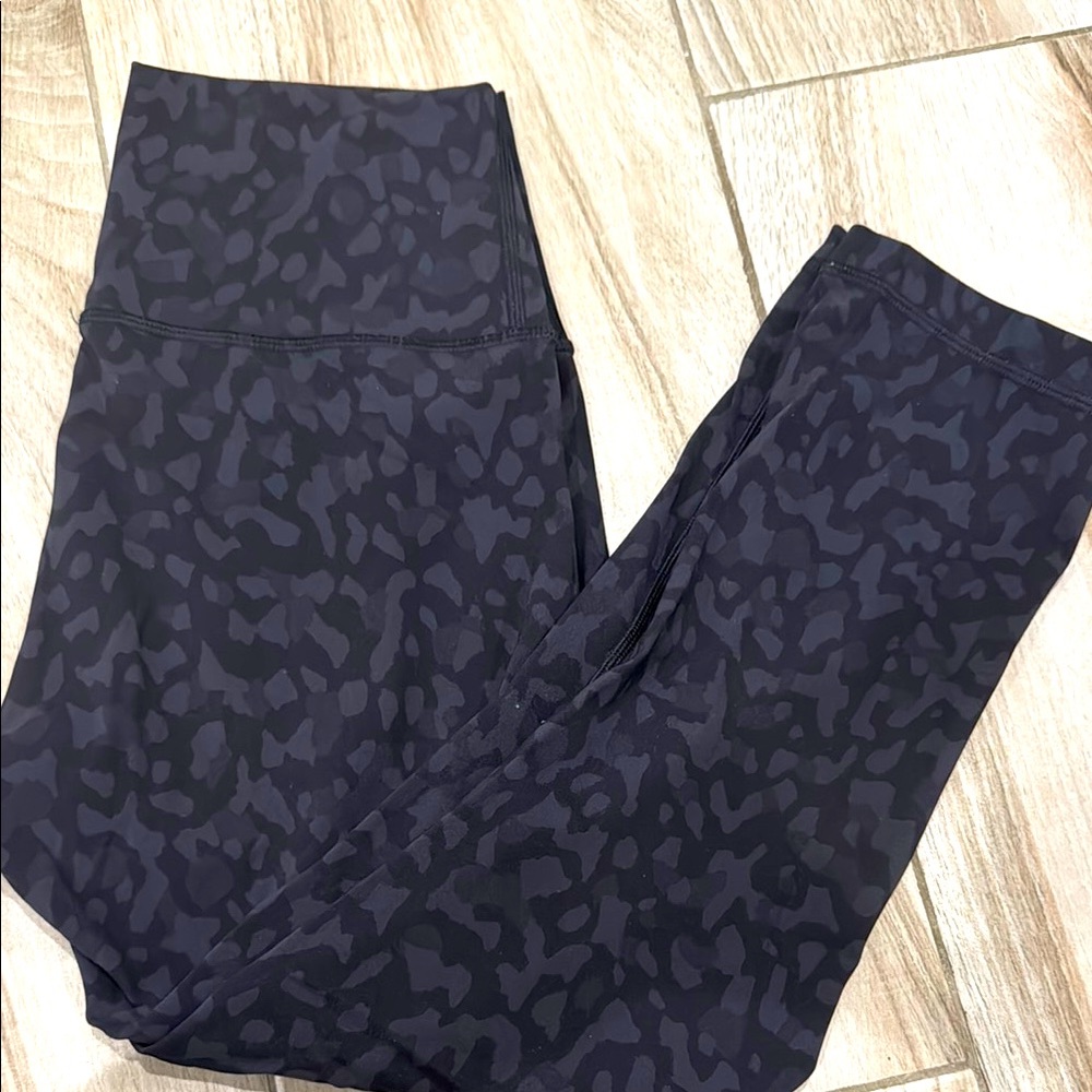 Lululemon Athletica Charcoal Patterned Cropped Leggings, size 6